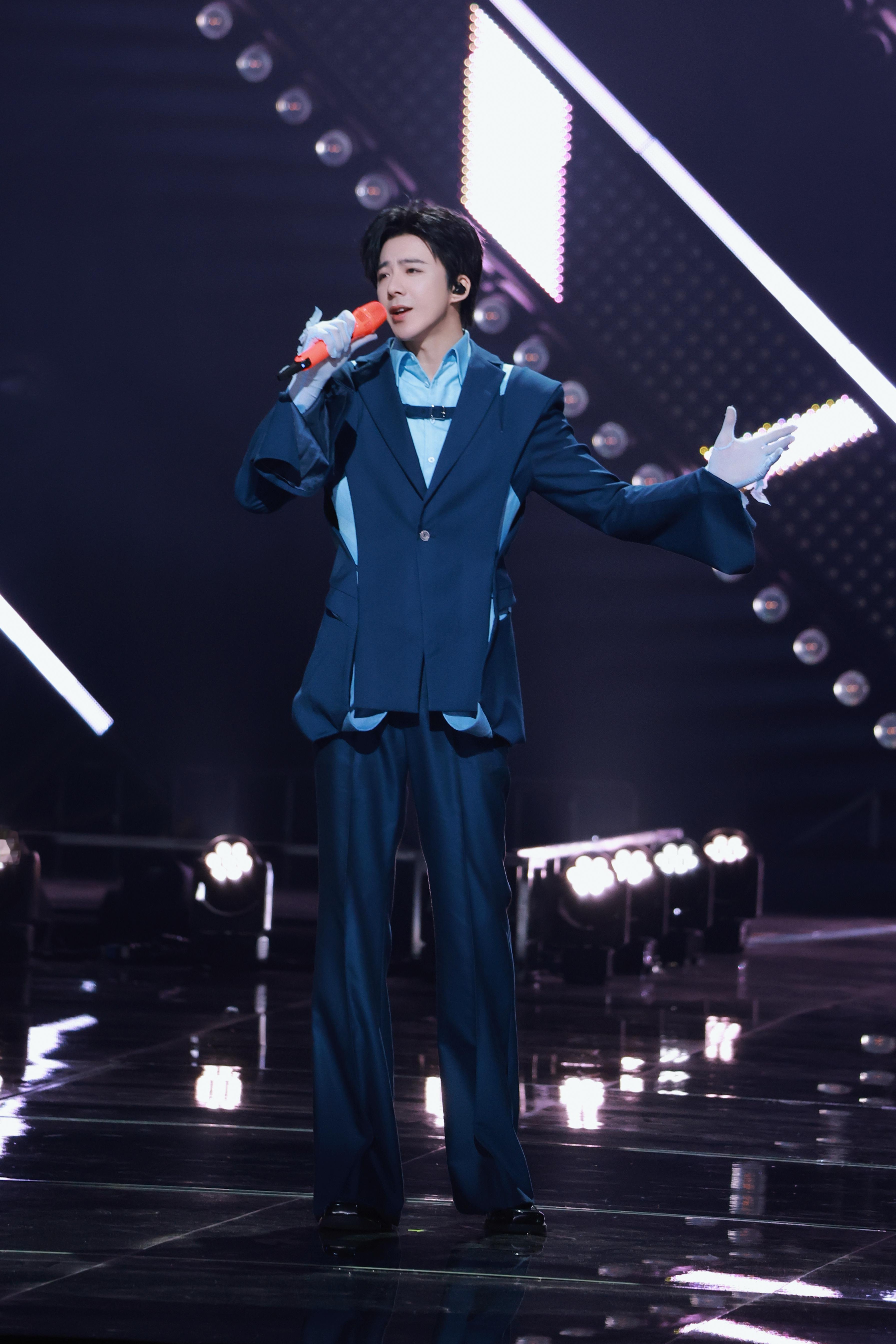 刘宇宁今日亮相2025美好中国新歌会舞台造型，身着PERMU解构设计西服套装搭配