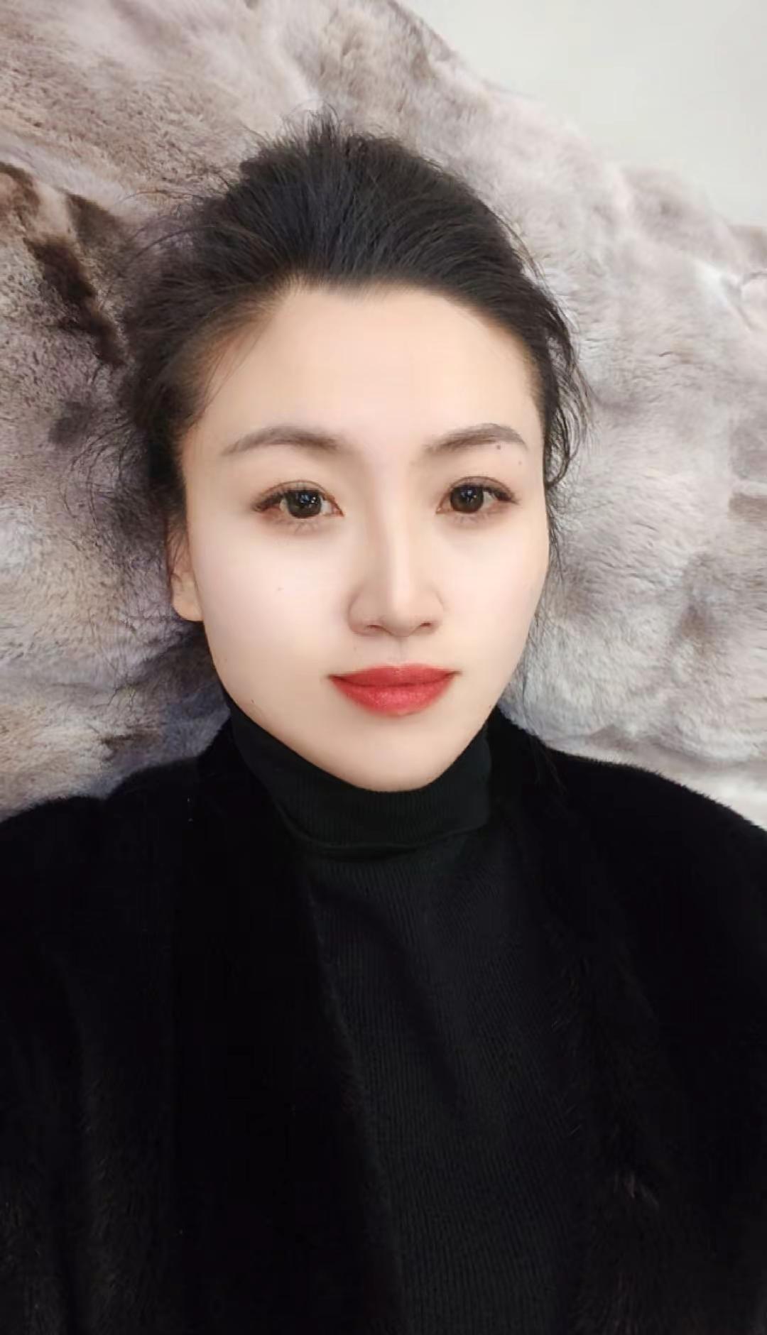 小小的圈子，淡淡的生活，不幻想，不期待，简简单单，做好自己该做的事情，日子适合自