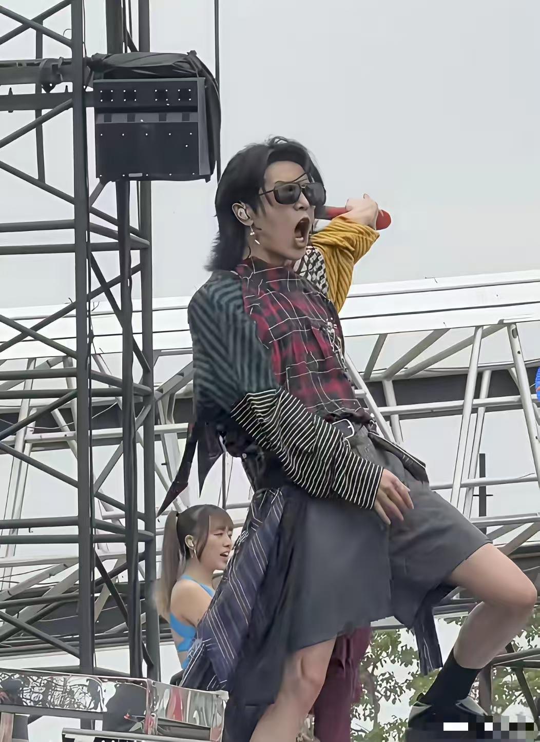 他是懂流量密码，难道你让他靠唱歌好听赚钱？歌唱的不好，不整点别的，哪有流量。