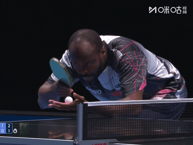 少爷是懂搭配的，蓝短袖，绿裤子，脚上是红鞋子，今儿这给我们整了一个红绿灯[吐舌