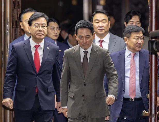 韩国国民力量党张东赫领导层敲定韩东勋除名决议后，党内反弹持续发酵，首都圈成抗议核