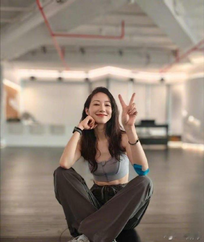 韩雪的身材看起来并不胖，但她肚子上的肉却让人有些惊讶