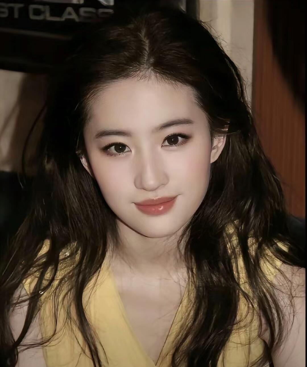她真的好美啊，鼻子和脸型特别的搭，眼睛又黑又圆，嘴唇非常性感，整个颜值完美无缺，