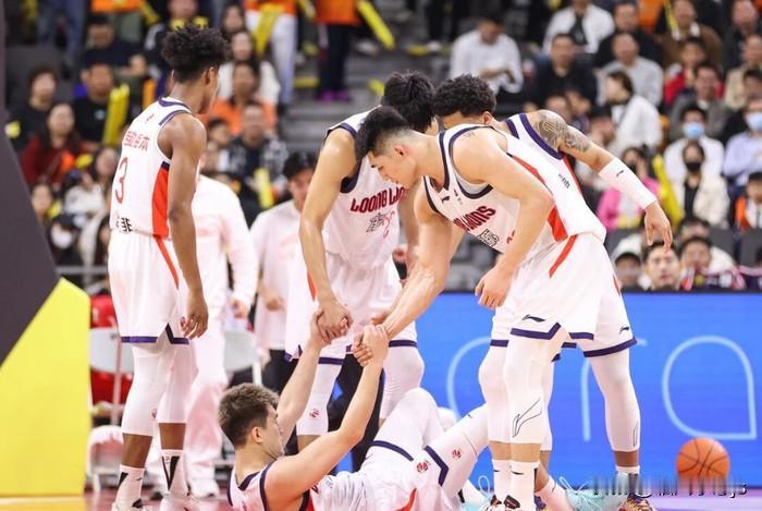 12月23日的穗莞德比之战，广州龙狮当家球星郭艾伦又缺席了，这已经是他近两场比赛