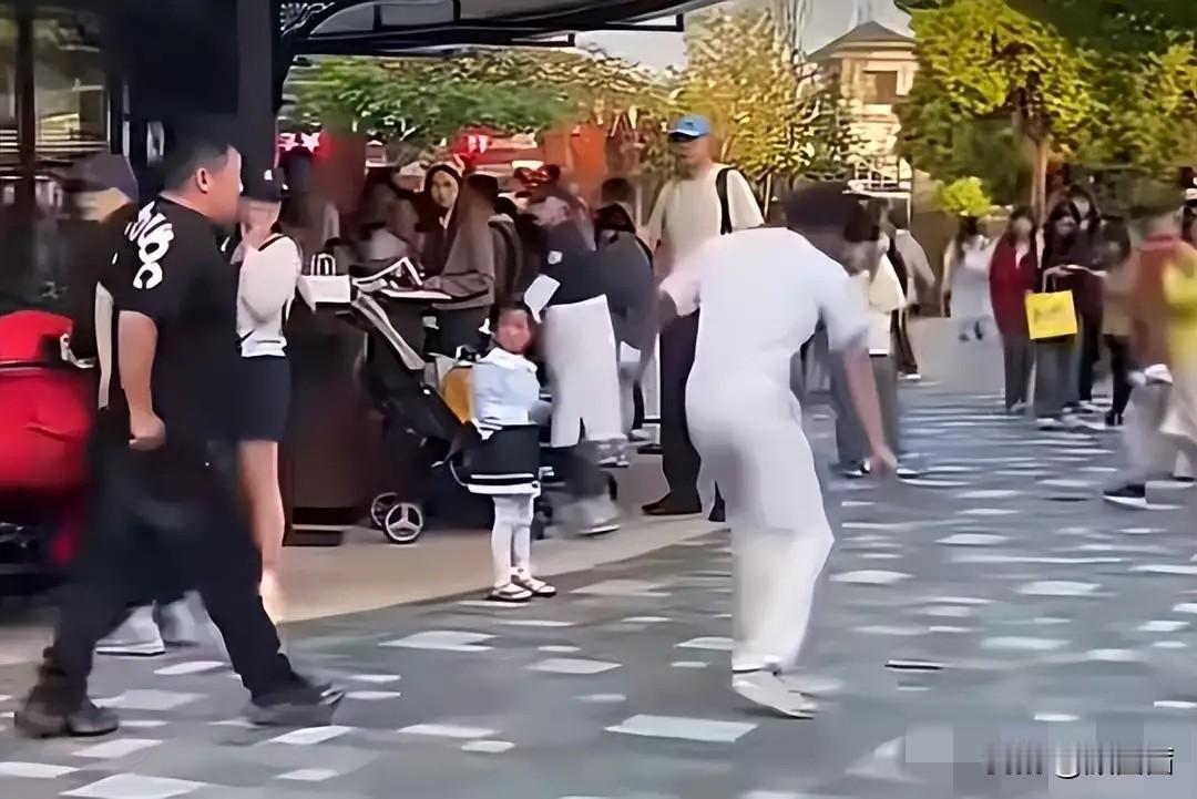 迪士尼劝烟反被打，后续和解赔偿五位数，当事人亲自回应了！好心在公共场合劝阻