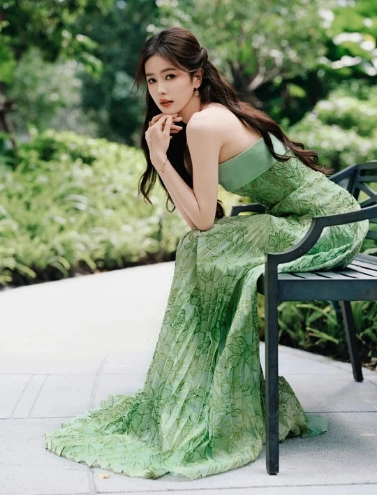 白鹿夏天和小裙子最配白鹿和夏天、小裙子真的是天生绝配！清爽灵动又甜而不腻，裙摆轻