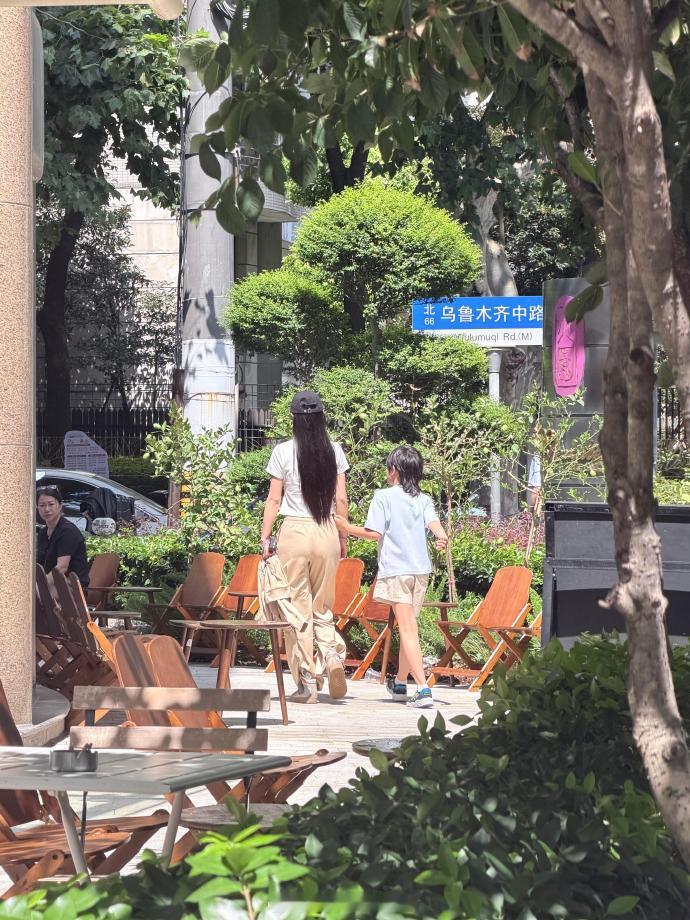 网友上海偶遇angelababy带小海绵逛街网友上海偶遇angelababy带
