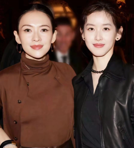 双章姐妹花又合体了，30岁章泽天与45岁章子怡晚宴亲密互动并合照贴贴，关系出乎意