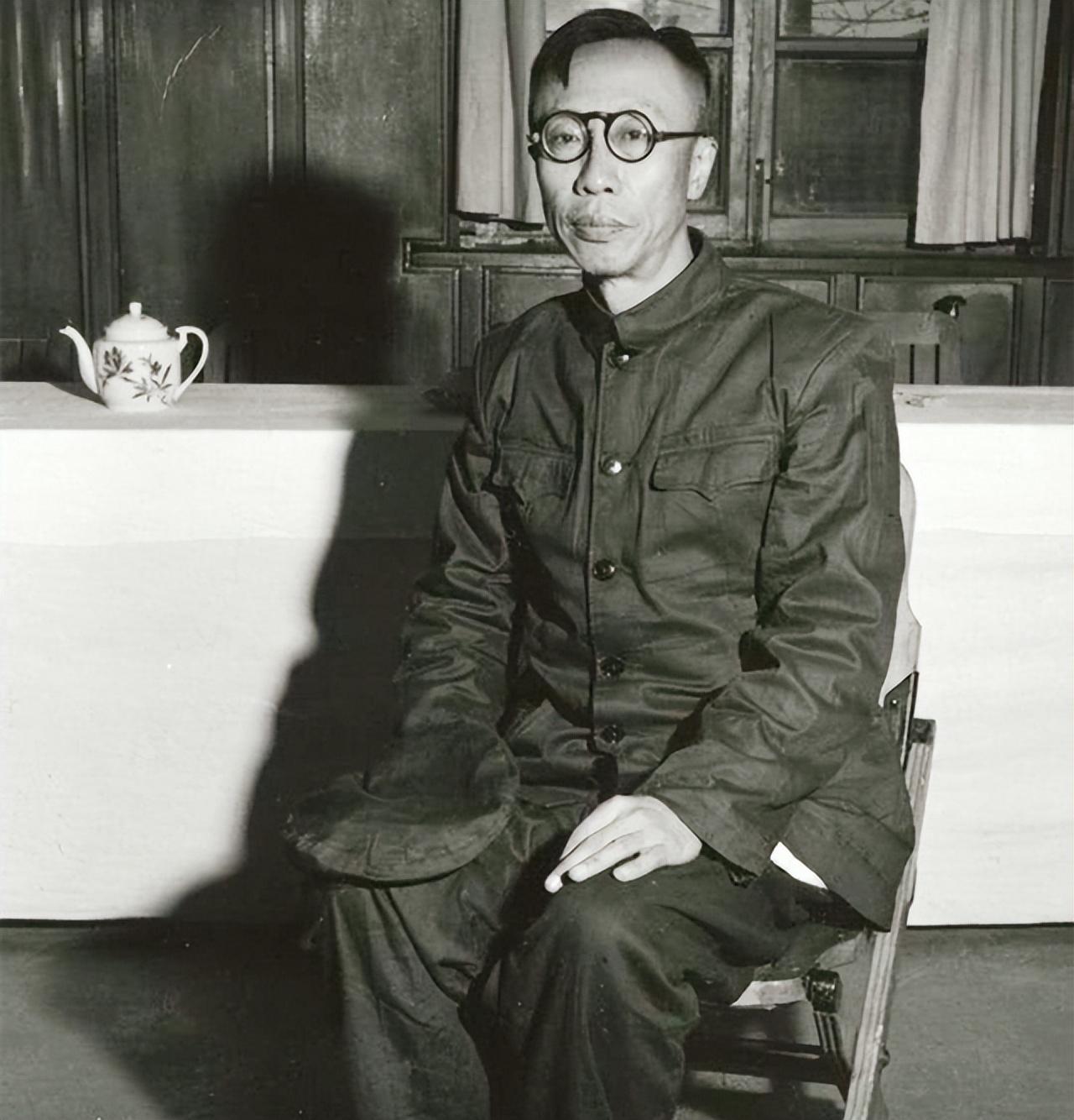 1950年，溥仪眼看抗美援朝战事吃紧，咬牙剪开了缝在身上26年的秘密，交出那枚象