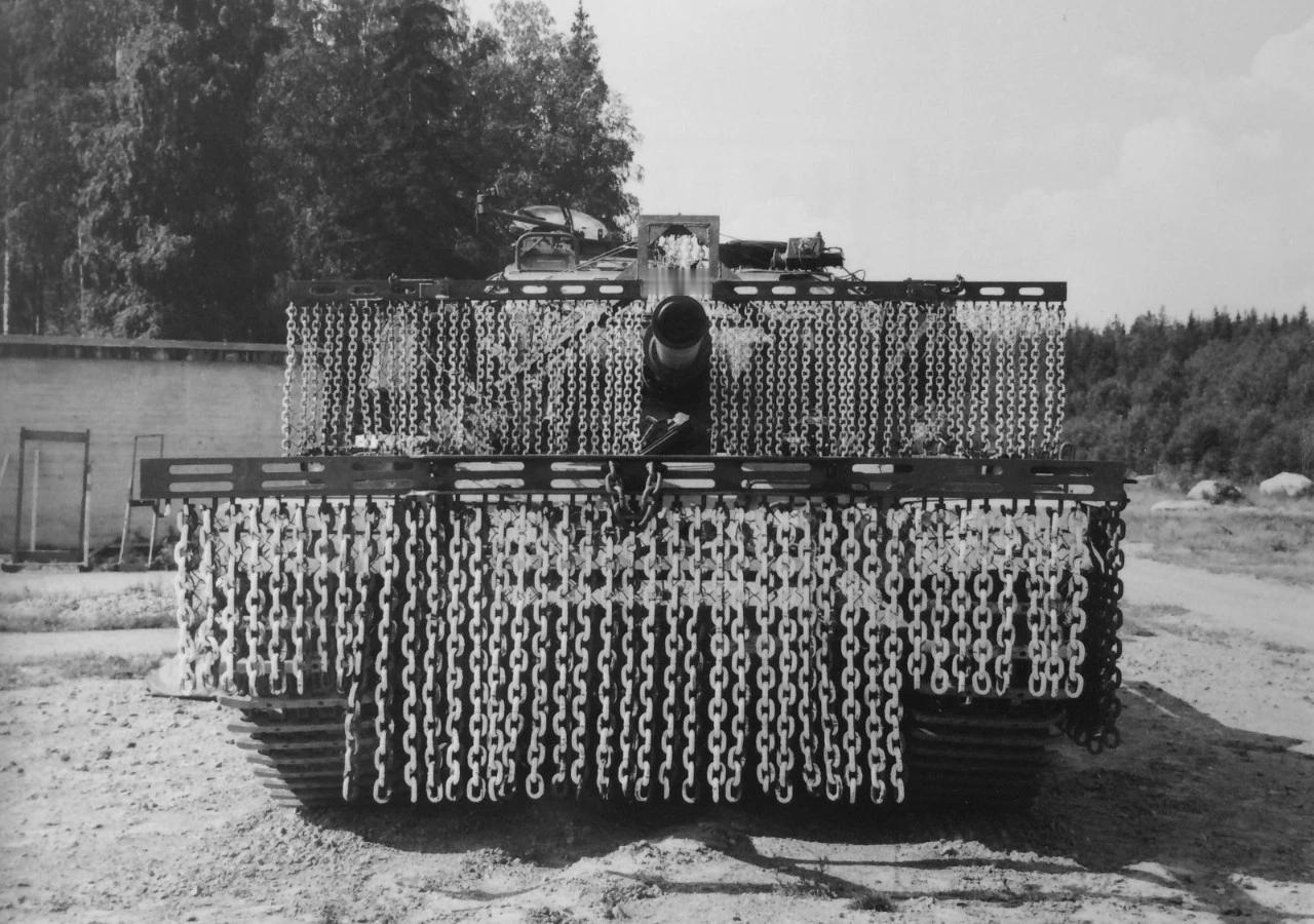 1955年，瑞典从英国引进了“百夫长”主战坦克。在瑞典陆军服役20余年后，瑞典人