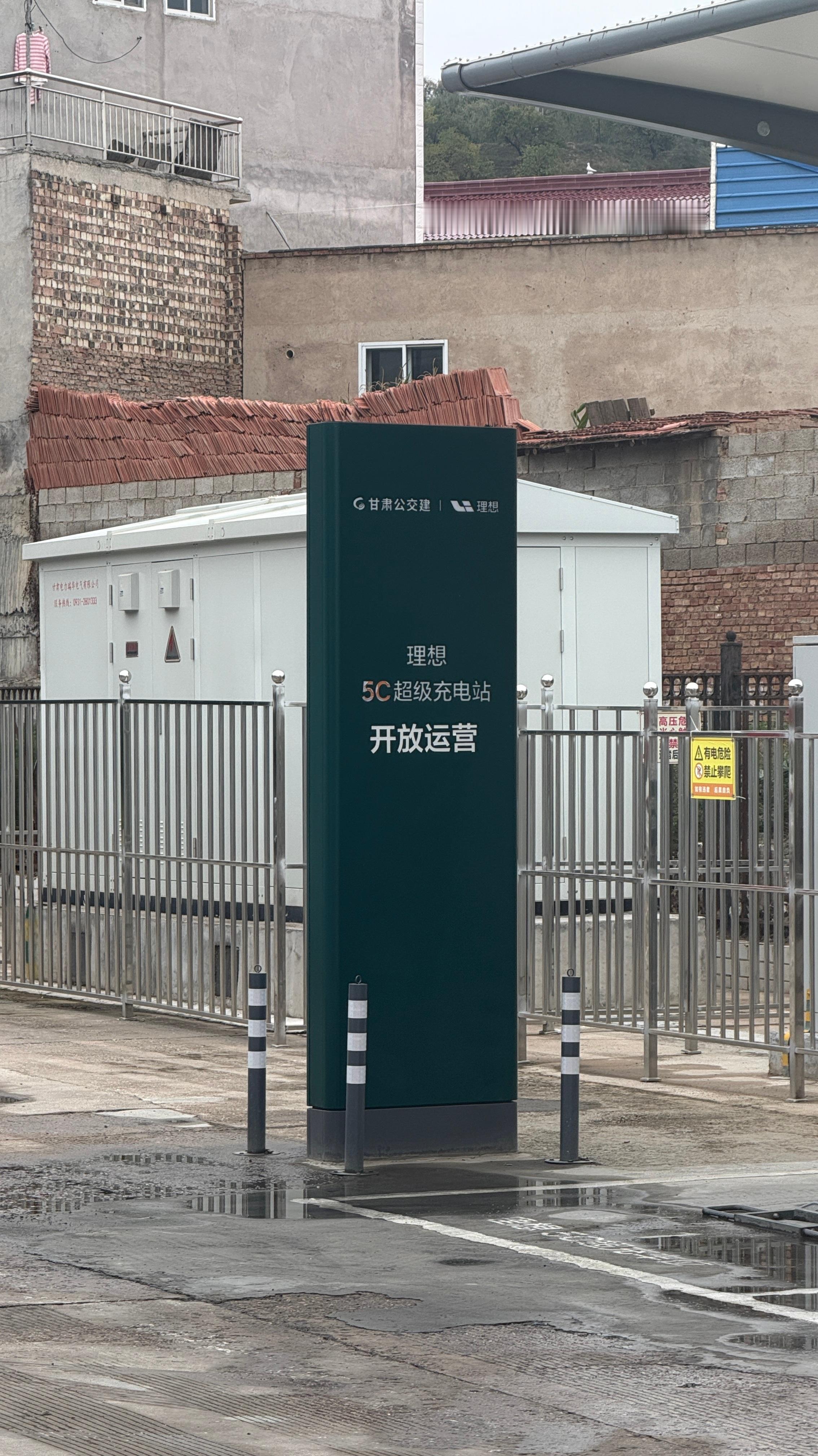 理想5C桩对外开放，速度更快、电价更低，结果冷冷清清，旁边普通充电桩大排长队。我随机问了旁边的几个充