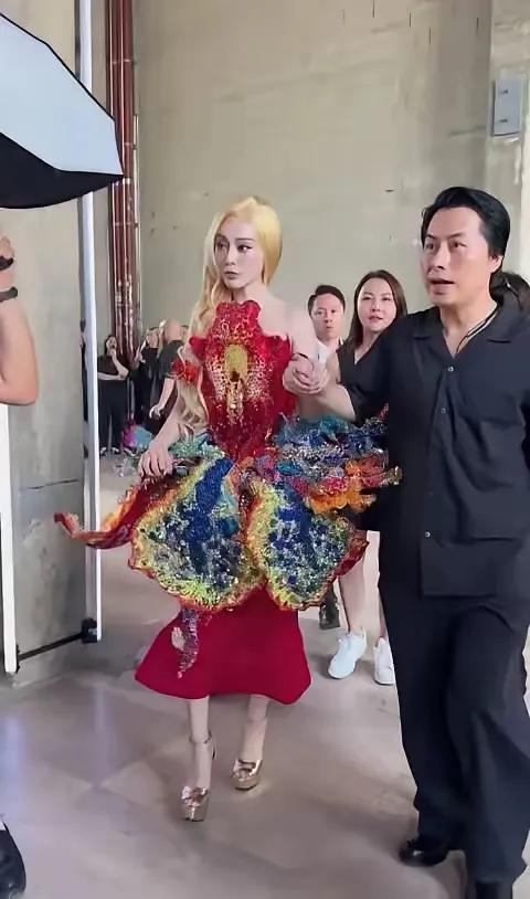 这是两位冰冰中的哪一位！这造型似乎有些雷人！欣赏不来！你们认同吗！