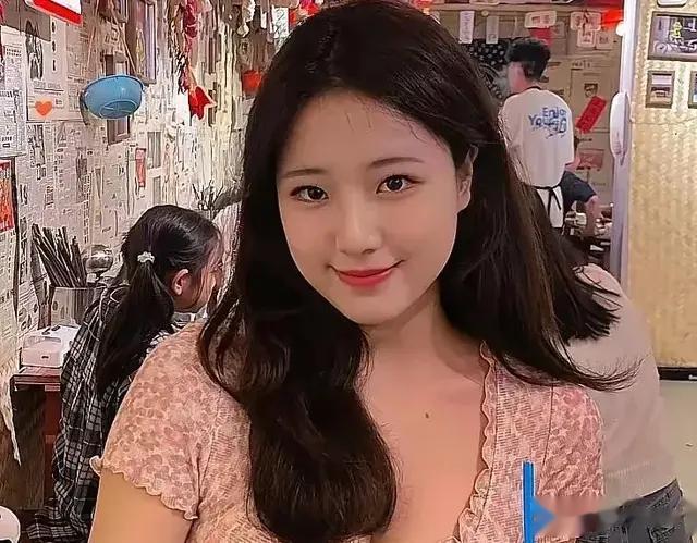 马云与美女大姐同时掉入水里,你会救谁?人性的考验与价值的抉择