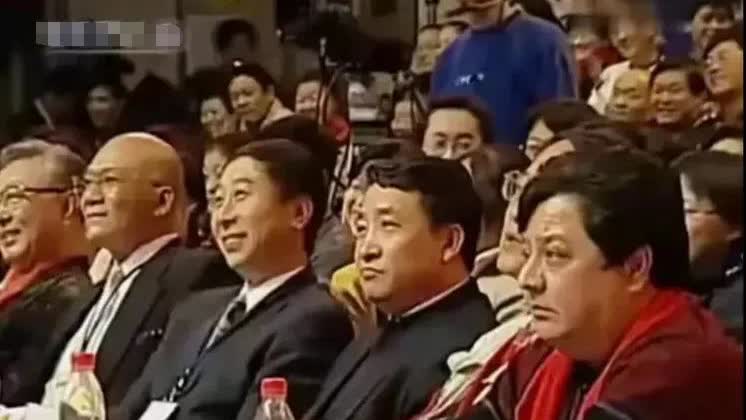 第一届相声大赛的五位评委，看起来一个比一个厉害，冯巩坐c位。第一届相声大