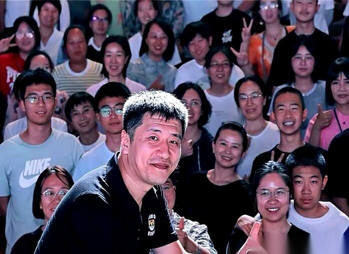 张雪峰一个人，就把话筒怼到了一堆高校院长的脸上。起因是他对着直播间几十万人喊：