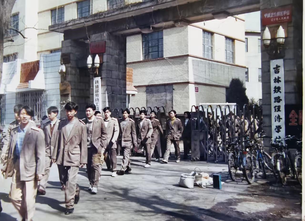 荒唐的文凭热。上世纪80年代，全国各地兴起了文凭热，提拔晋级评职称必须有文凭，