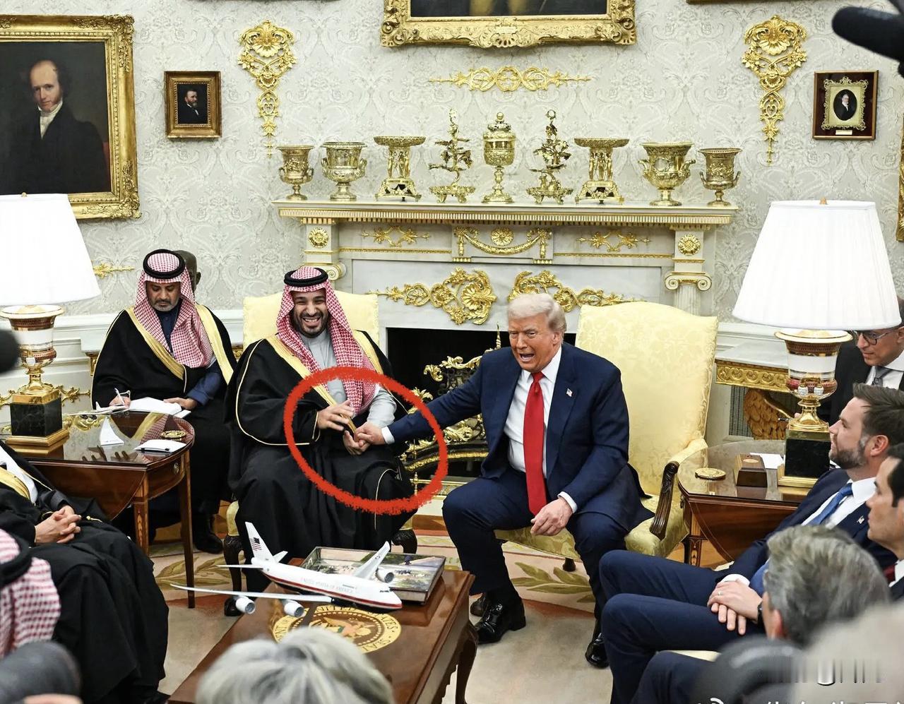 太谄媚了！当地时间11月18日，沙特王储萨勒曼受邀访美，美国不仅罕见安排了轻骑兵