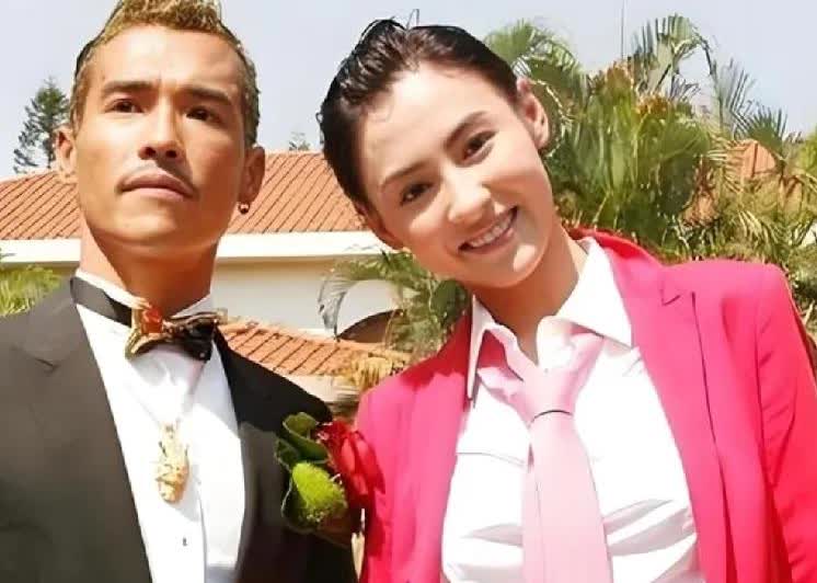 笑死！看看张柏芝的亲弟...姐是神颜爱豆，弟长得像她保镖？！🤣同一个爸妈生