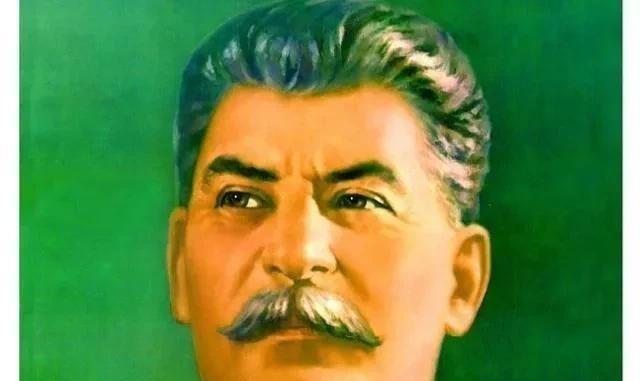 1953年3月5日，苏联铁腕领袖斯大林去世。仅仅21天后，失去斯大林庇护的儿子瓦