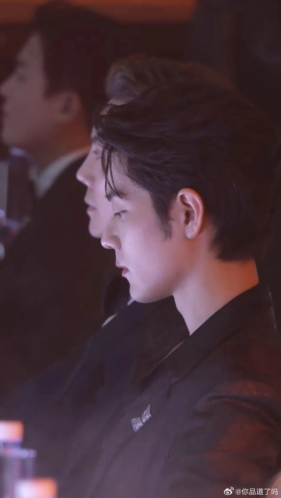 肖战和陈伟霆的侧颜，气质完全不同！陈伟霆眼神冷毅坚定、心无旁骛，侧脸轮廓利落，自