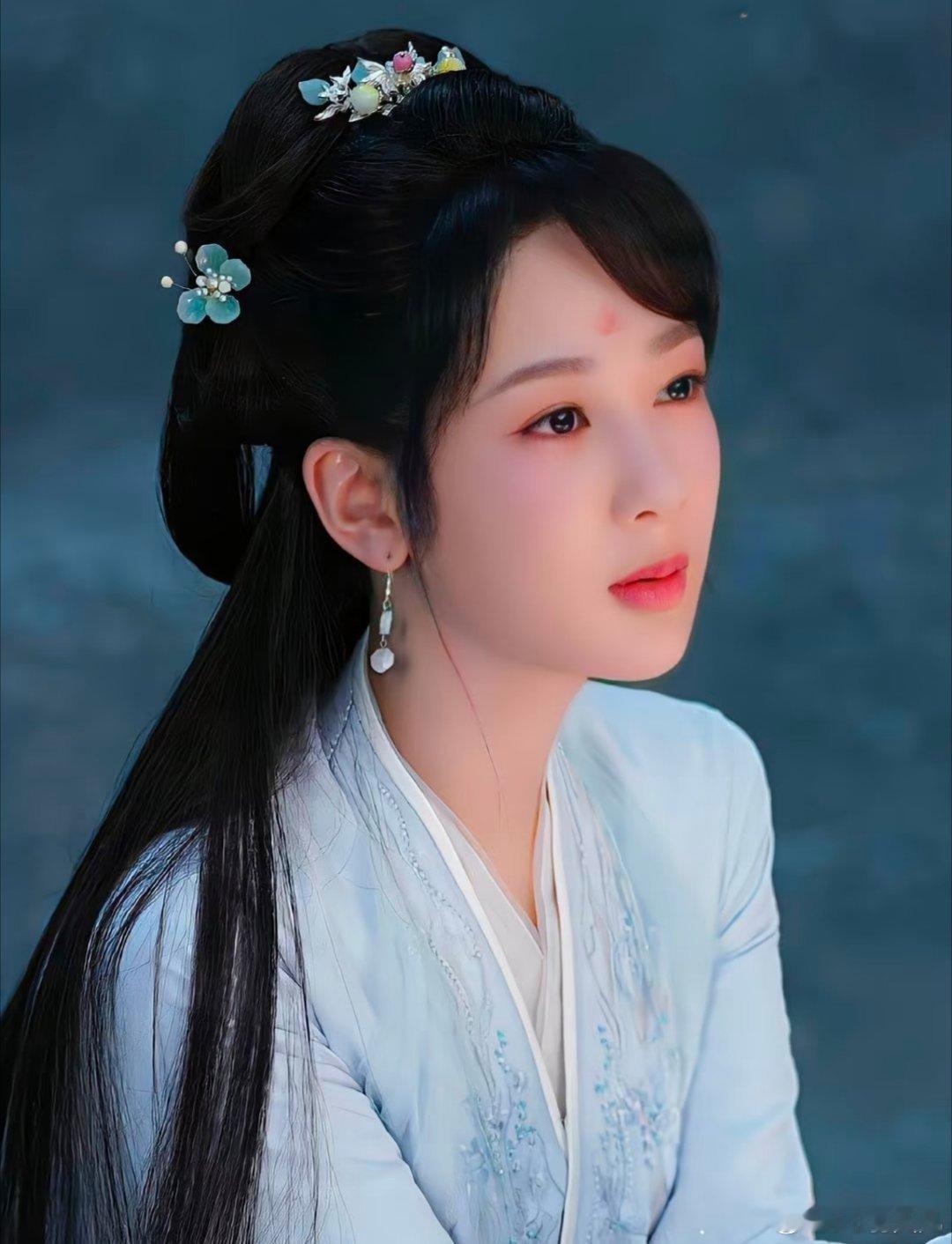 1、张若昀现在手上的本子很多,他回报率在这一列男演员里算是最高的,本子都排到明年