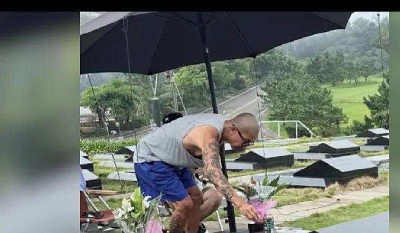 戏精具俊晔被扒天天跑大S墓地，风雨无阻自带三餐+甜点，9点准时“上菜”陪聊…扮演