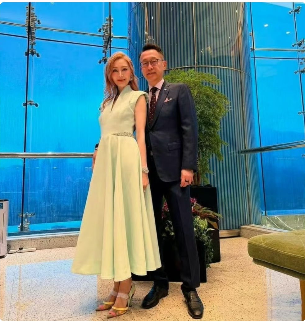 李嘉欣迎56岁生日，老公许晋亨陪伴庆生，晒二人合照大秀恩爱