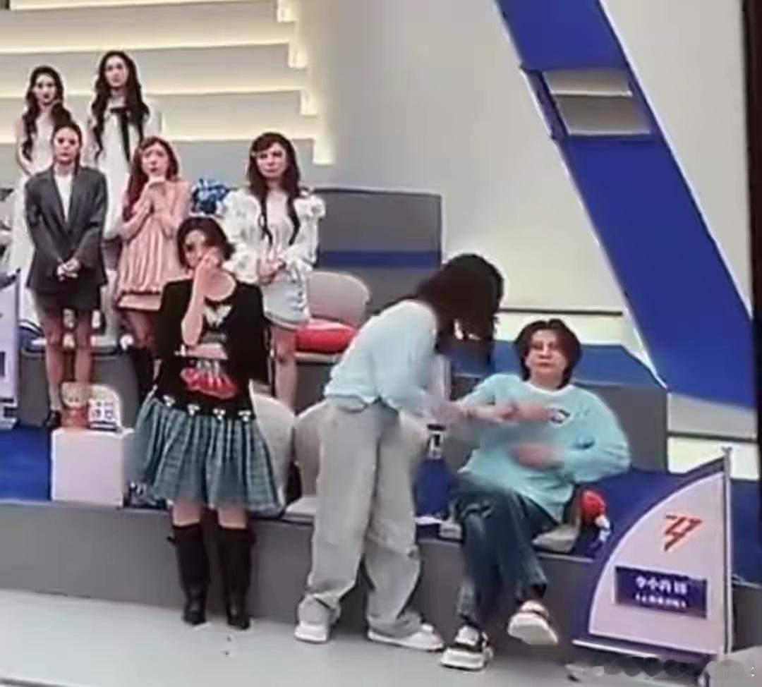 王濛搞体育的最见不得这种谁懂啊！王濛这一下真的太敢了！一公淘汰结果一出来，全场