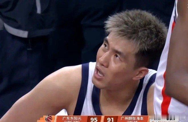 郭艾伦太无奈了！比赛最后22.3秒，龙狮男篮以91-95落后广东男篮4分，比赛似