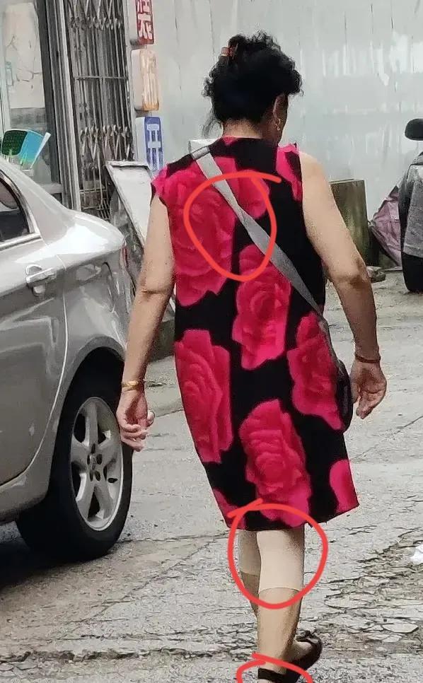早上去市场，前面大姐这穿搭，太有趣了。最吸引我的就是脚脖子上那个黑色带子。我就