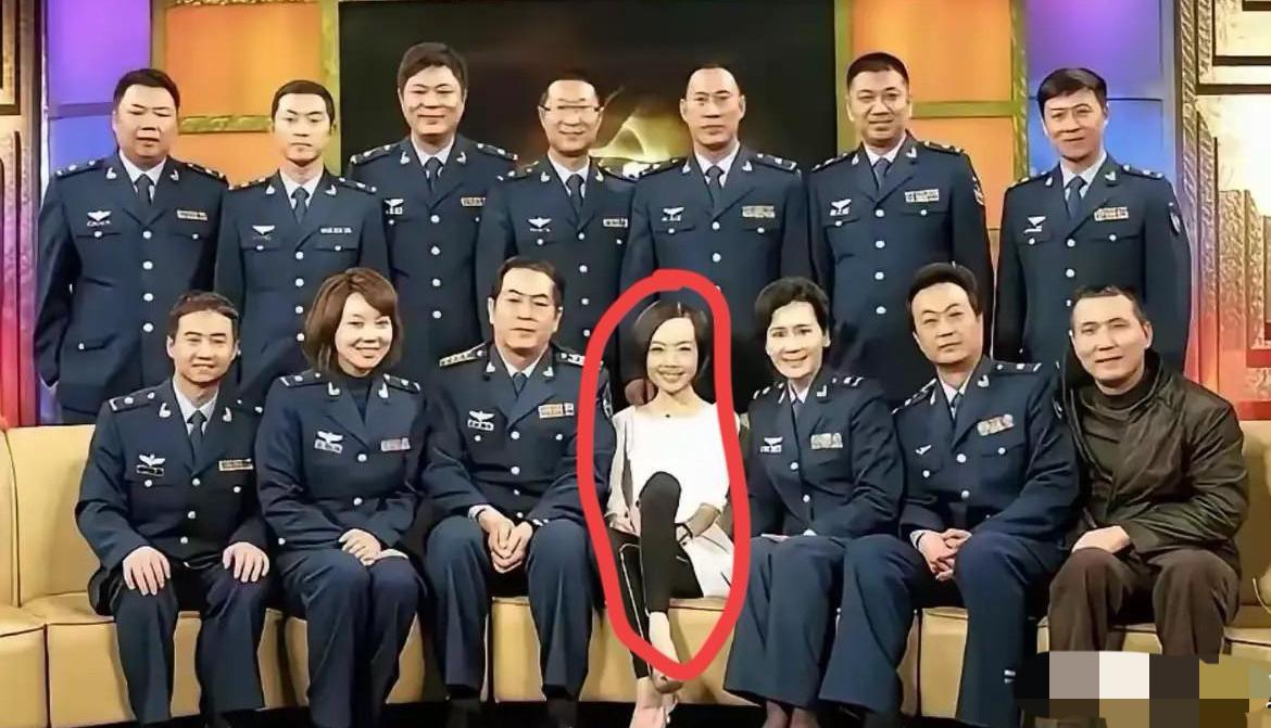 这是著名节目主持人鲁豫工作中的一张合影，我们发现鲁豫在许多场合有翘二郎腿的习惯，