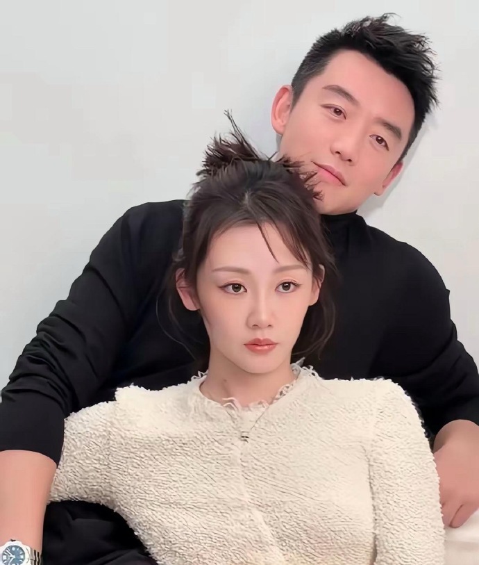 郑恺最近在节目里聊到苗苗的易孕体质，那表情，又逗又无奈的。他说“基本不做措施就中