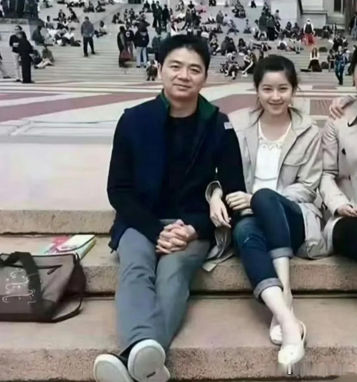 38岁的刘强东与18岁的章泽天，刚认识不久，在广场上开心的一幕，章泽天凭借奶茶形