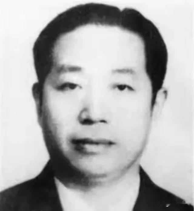 刺蒋失败后，百变杀手华克投奔延安，毛主席当场断言：你绝不能留在这里！谁能想