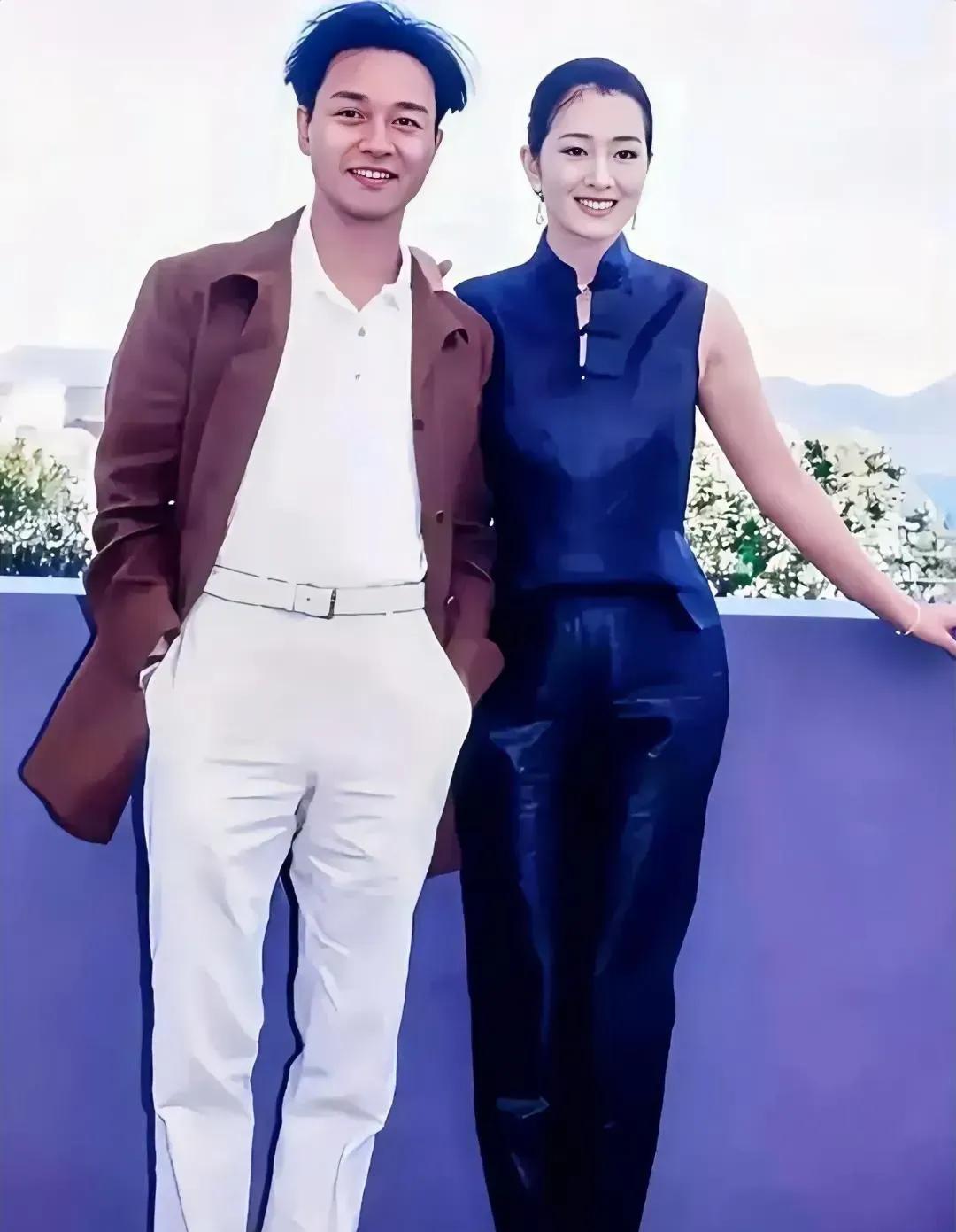 巩俐当年真美！蓝色的旗袍，凹凸有致的身材，优雅得体，气质不凡！妥妥的女神一枚！