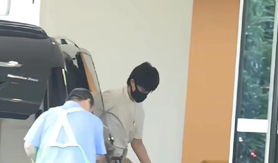 王楚钦在好友王晨策陪伴下，上午从上海出发飞乌鲁木齐，下午刚刚到达乌鲁木齐。乒超