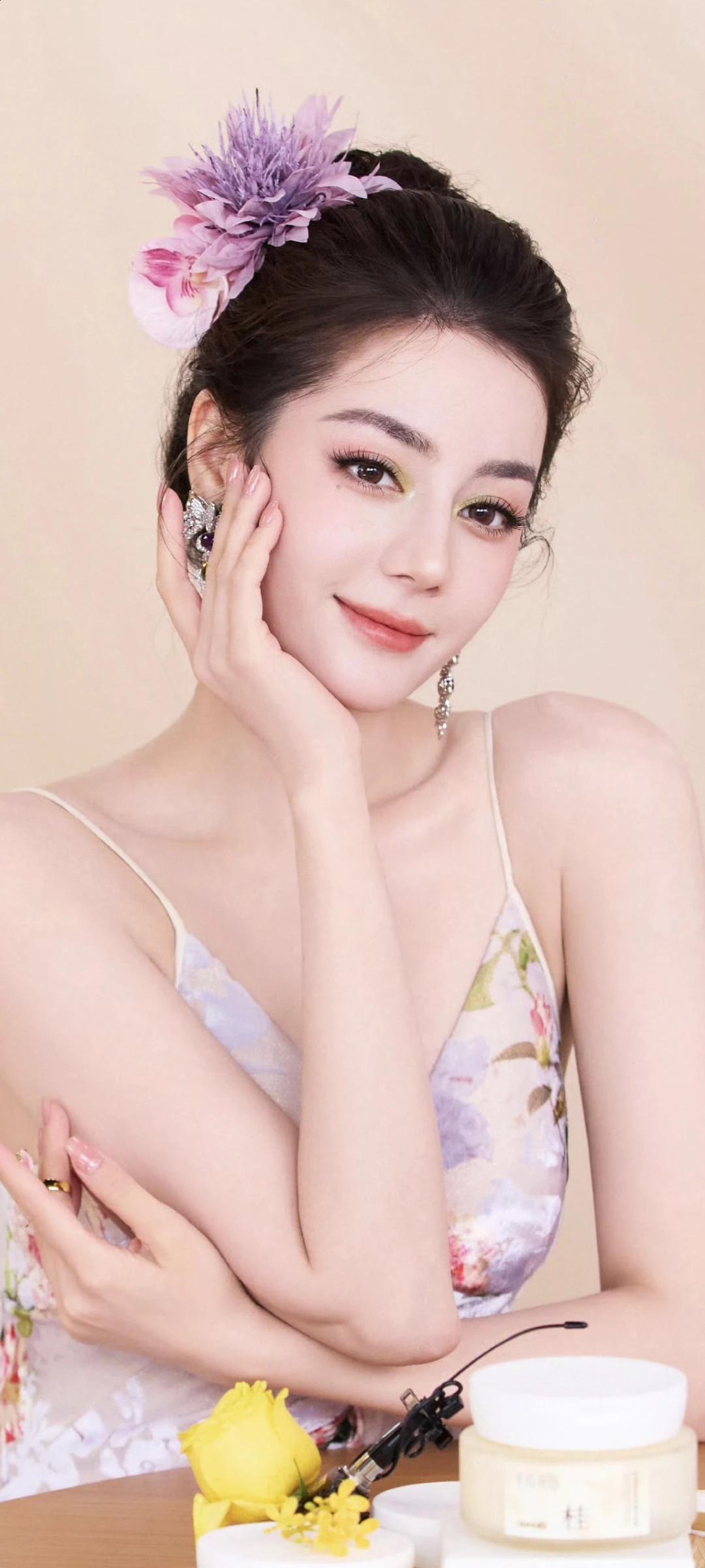 迪丽热巴～💐头戴花簪，手捧黄花，像从花丛里走出来的花仙子，美得好有氛围感。