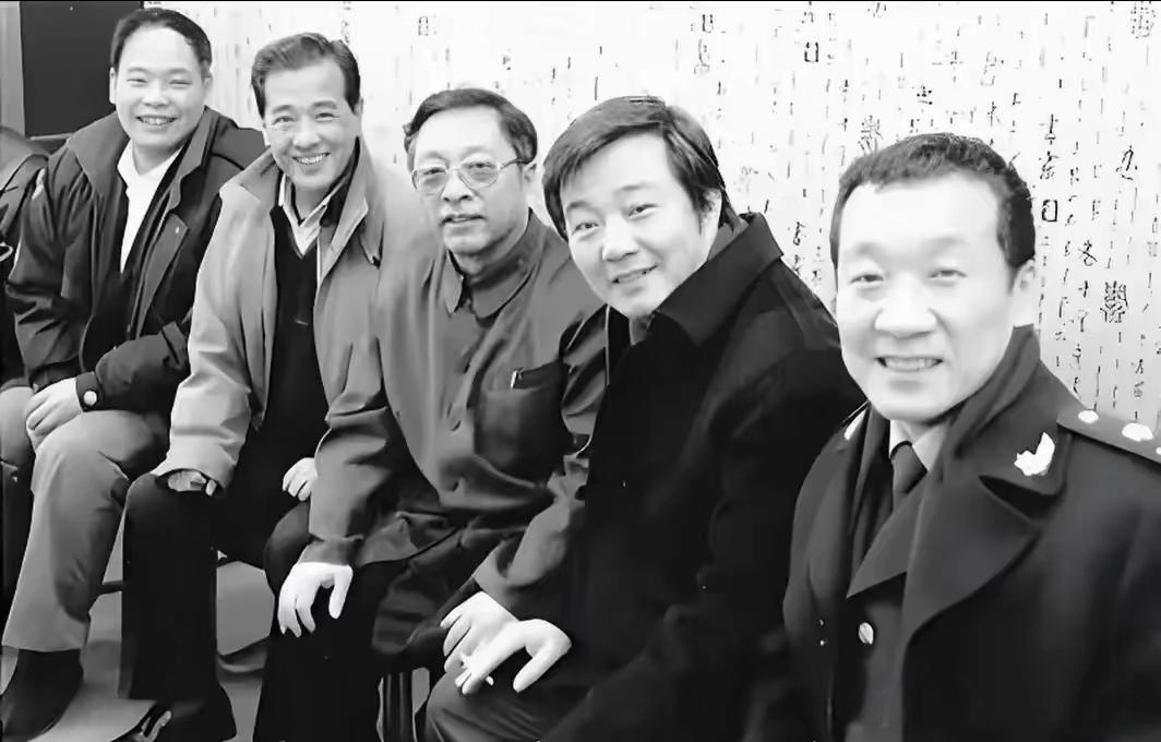 这张照片摄于1996年，当时五位成员都是天津曲艺团的相声演员：我认出了戴着眼