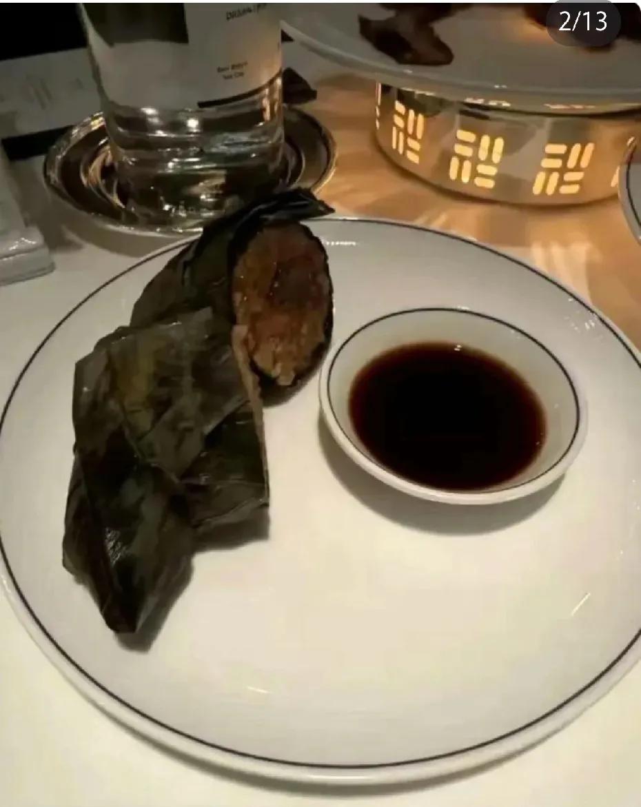 李湘端午携女吃粽，粽子竟如此奢华。她女儿的装扮不管符不符合她年龄只要贵就对了，她