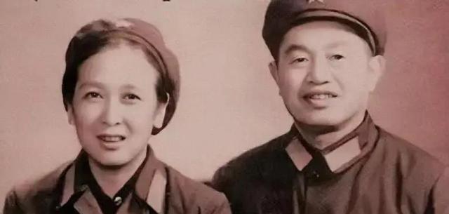 1940年，皮定均看上了女八路张烽，于是便托人去说媒。张烽得知后，对媒人说：“他