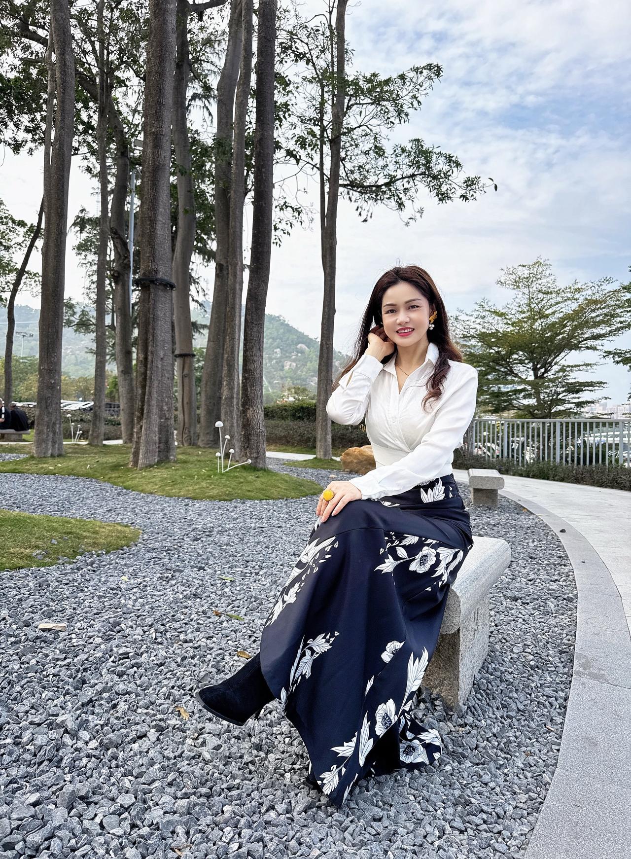 阳春三月，让我们走进春的怀抱，欣赏春的美好；在这个充满生机的季节里，祝愿我们：开