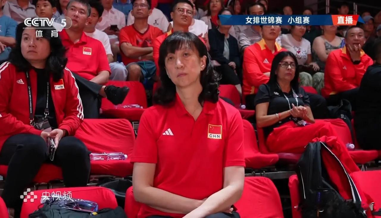 中国女排世锦赛首战0-1落后弱旅墨西哥，现场坐镇的排管中心主任赖亚文表情极其严肃