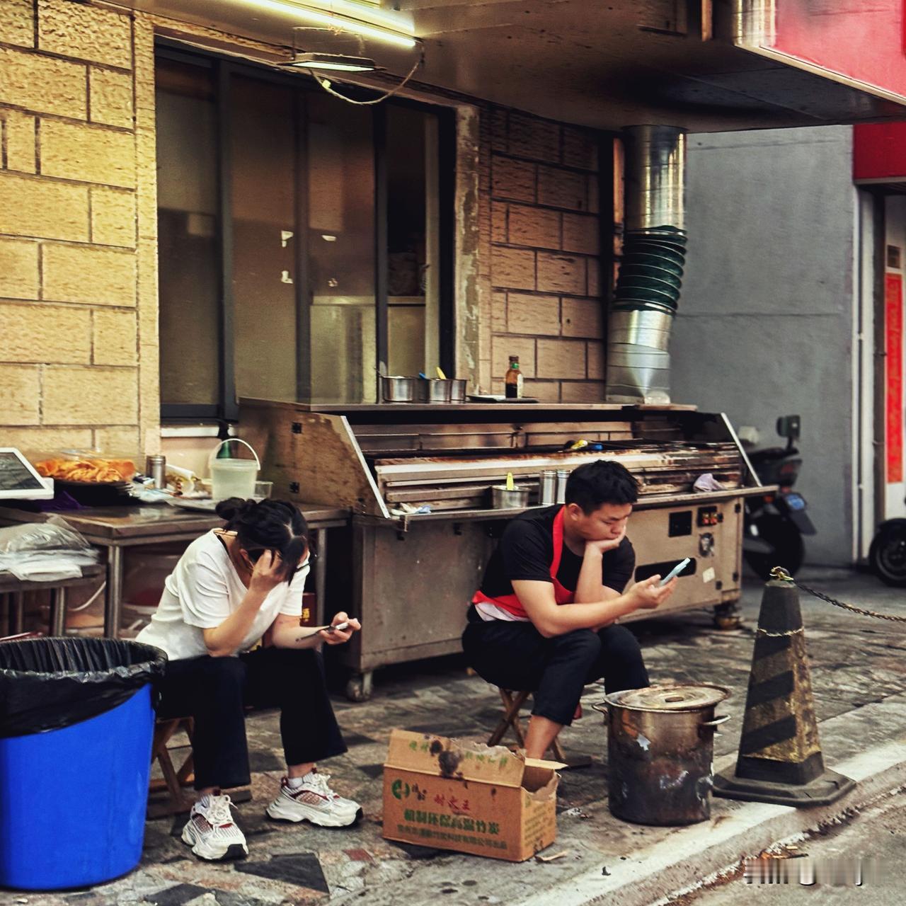 等客～20250428常州，傍晚六点多，正值晚餐时分，然而路过小区旁的烧烤店时，