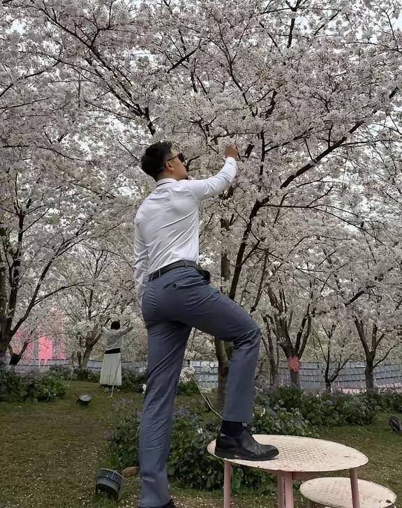 如果说冬天是隐藏，那么春天就是释放。咱们看着那些终于走出厚重外套的男生，身材的优