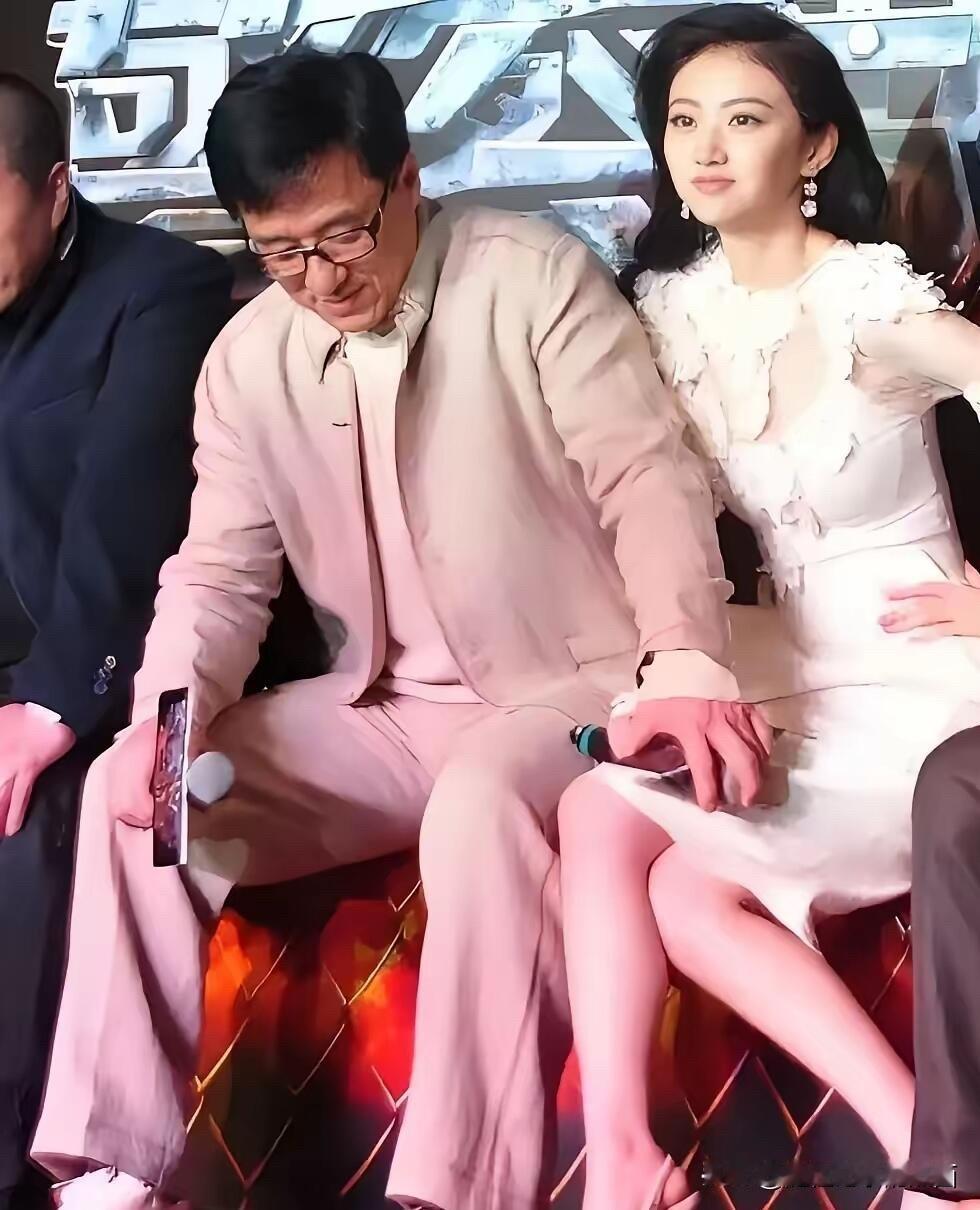 不愧是大哥级别的男明星，成龙看到旁边景甜腿上的话筒好像要掉下来，他反应机智，一下