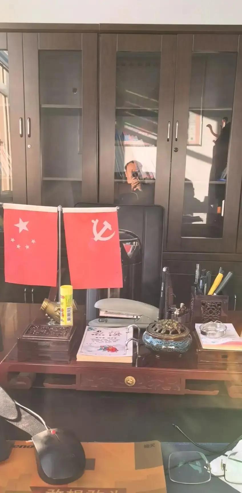 大学生入党难度大，源于选拔标准严格且名额有限，而入党是考取选调生的前提，选调生比