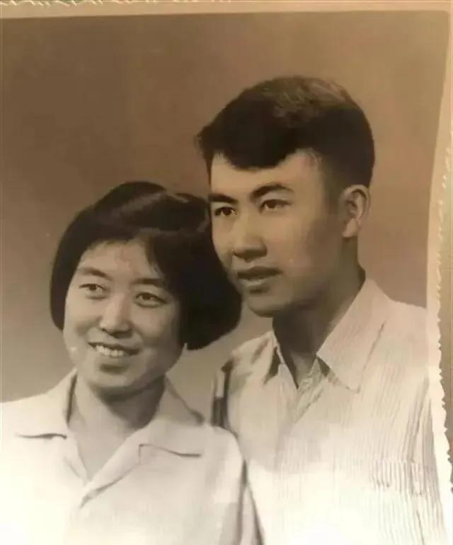 1964年，女飞行员被派往西北执行秘密任务，谁料，刚下飞机，就被拉到照相