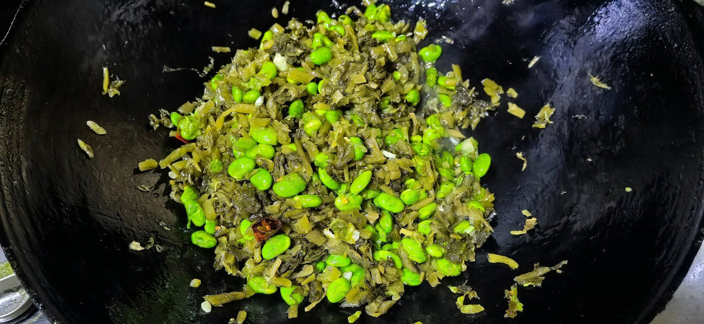 假期大鱼大肉吃多了就来点下饭的小菜吧，雪菜炒毛豆，浙江人会说是他们的省菜，江苏人