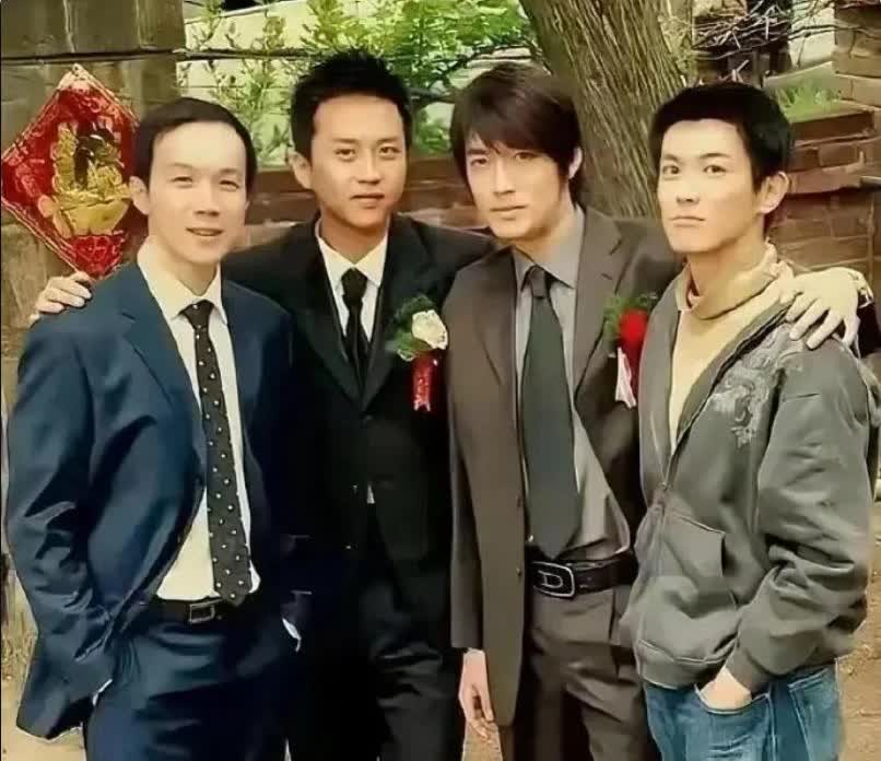 从邓超、杜江、佟大为、文章的合照中，霸道总裁的形象深入人心。