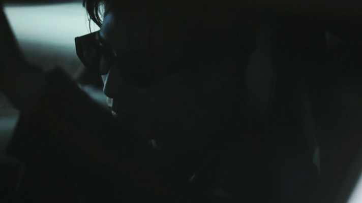 宋威龙副驾视角有人看脸，有人看氛围，宋威龙这个物料把两样都占全了。副驾视角的构